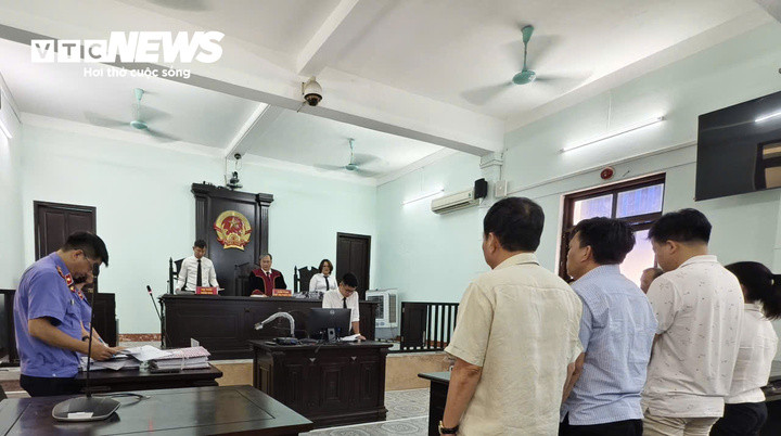 Cựu nữ Thẩm phán và cựu Phó Viện trưởng Viện KSND TP Huế nhận hối lộ thế nào?插图2 Đại diện Viện Kiểm sát công bố phần luận tội đối với các bị cáo. (Ảnh: N.V)