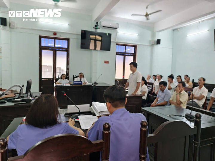 Cựu nữ Thẩm phán và cựu Phó Viện trưởng Viện KSND TP Huế nhận hối lộ thế nào?插图 Các bị cáo tại phiên toà xét xử sơ thẩm. (Ảnh: N.V)