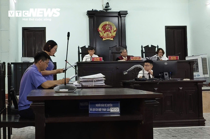 Đại diện Viện Kiểm sát đọc toàn bộ cáo trạng của vụ án trước toà