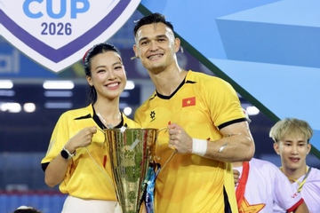 Chính thức công khai: Lê Giang Patrik hôn MC Hoàng Oanh mừng Việt Nam vô địch!