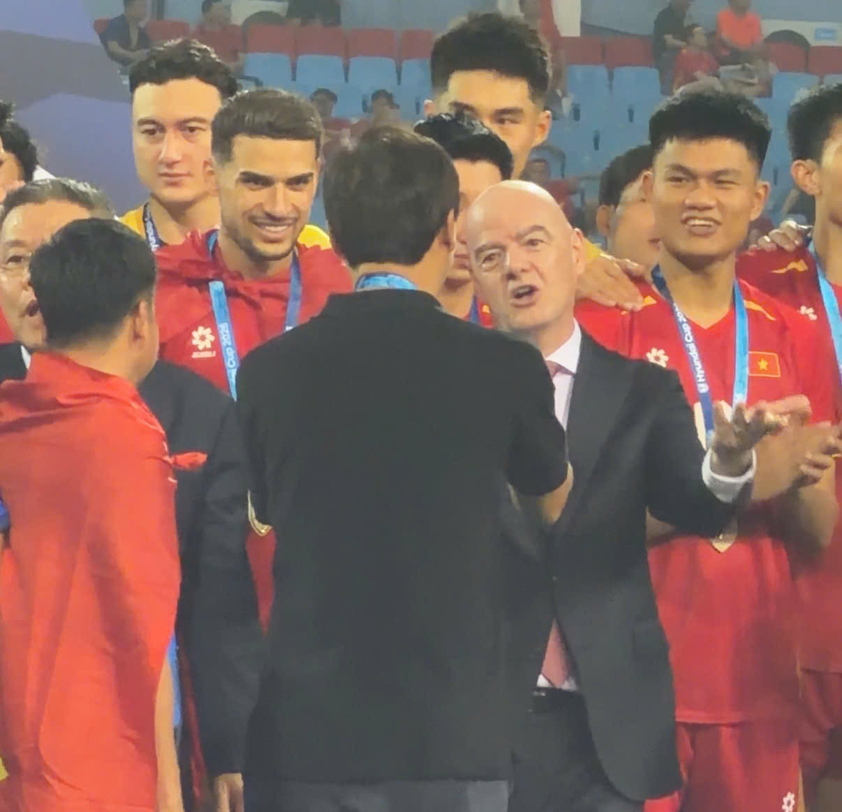 viet nam vo dich aff cup 2026 chu tich fifa kim sang sik 3