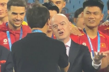Chủ tịch FIFA lộ biểu cảm thú vị khi chúc mừng tuyển Việt Nam, HLV Kim Sang-sik đề nghị ngay điều đặc biệt
