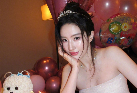 Lưu Diệc Phi đón tuổi 39, nhan sắc khiến dân mạng trầm trồ