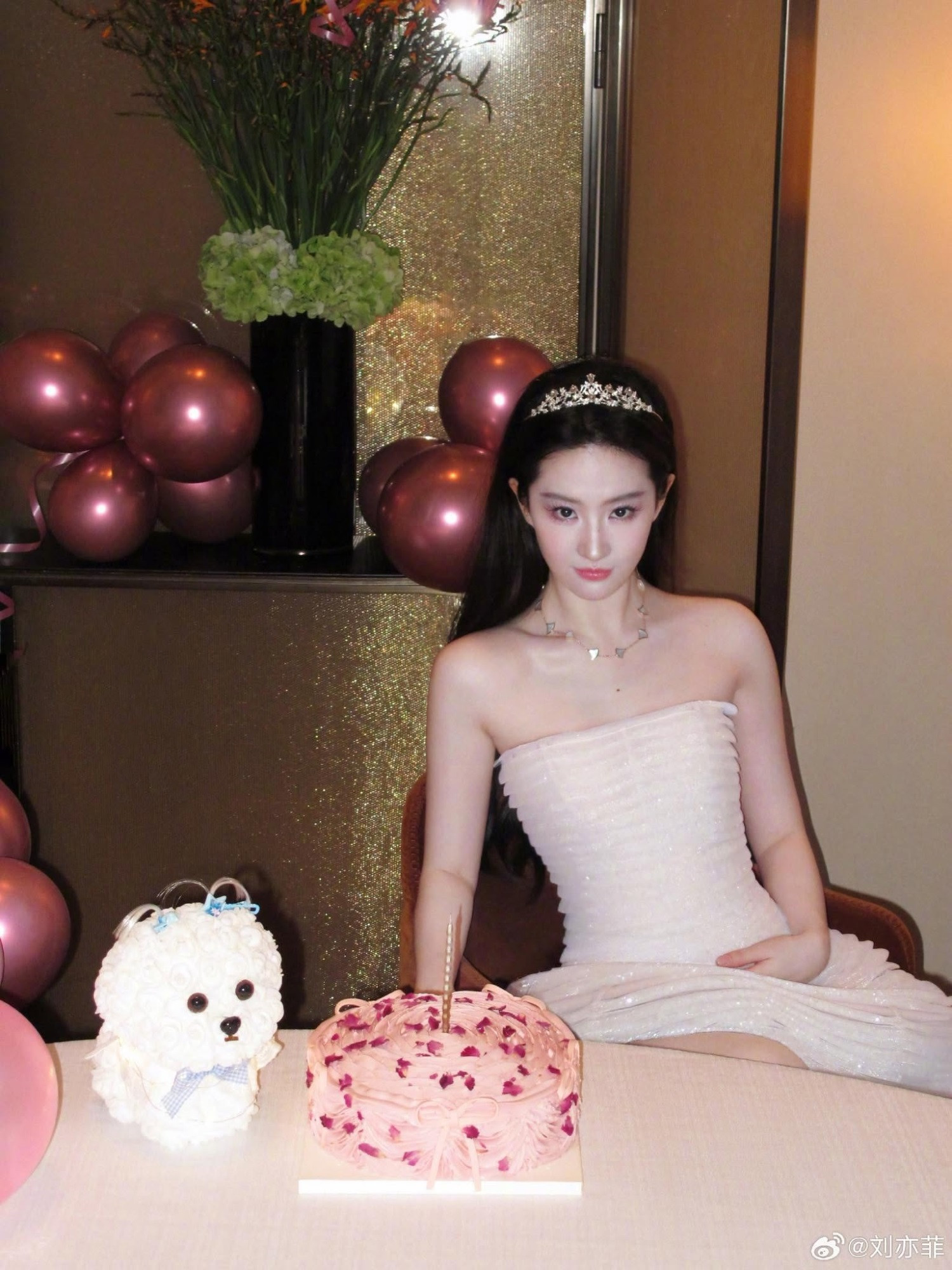 Lưu Diệc Phi đón tuổi 39 trong thiết kế Việt, nhan sắc khiến dân mạng trầm trồ - Ảnh 2