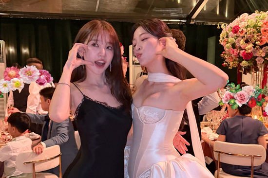 Một bộ váy khiến Yoon Eun Hye bị réo tên giữa đám cưới Arden Cho nhưng cô dâu lại có phản ứng hoàn toàn khác