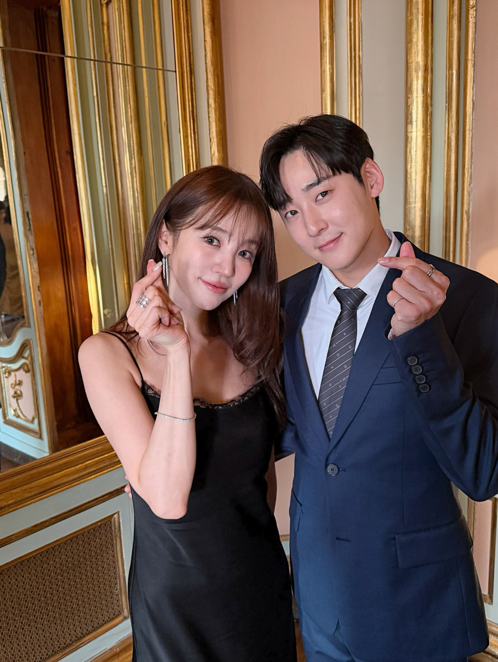 Yoon Eun Hye chia sẻ loạt ảnh từ hôn lễ của nữ minh tinh đình đám Arden Cho. Ảnh: IGNV