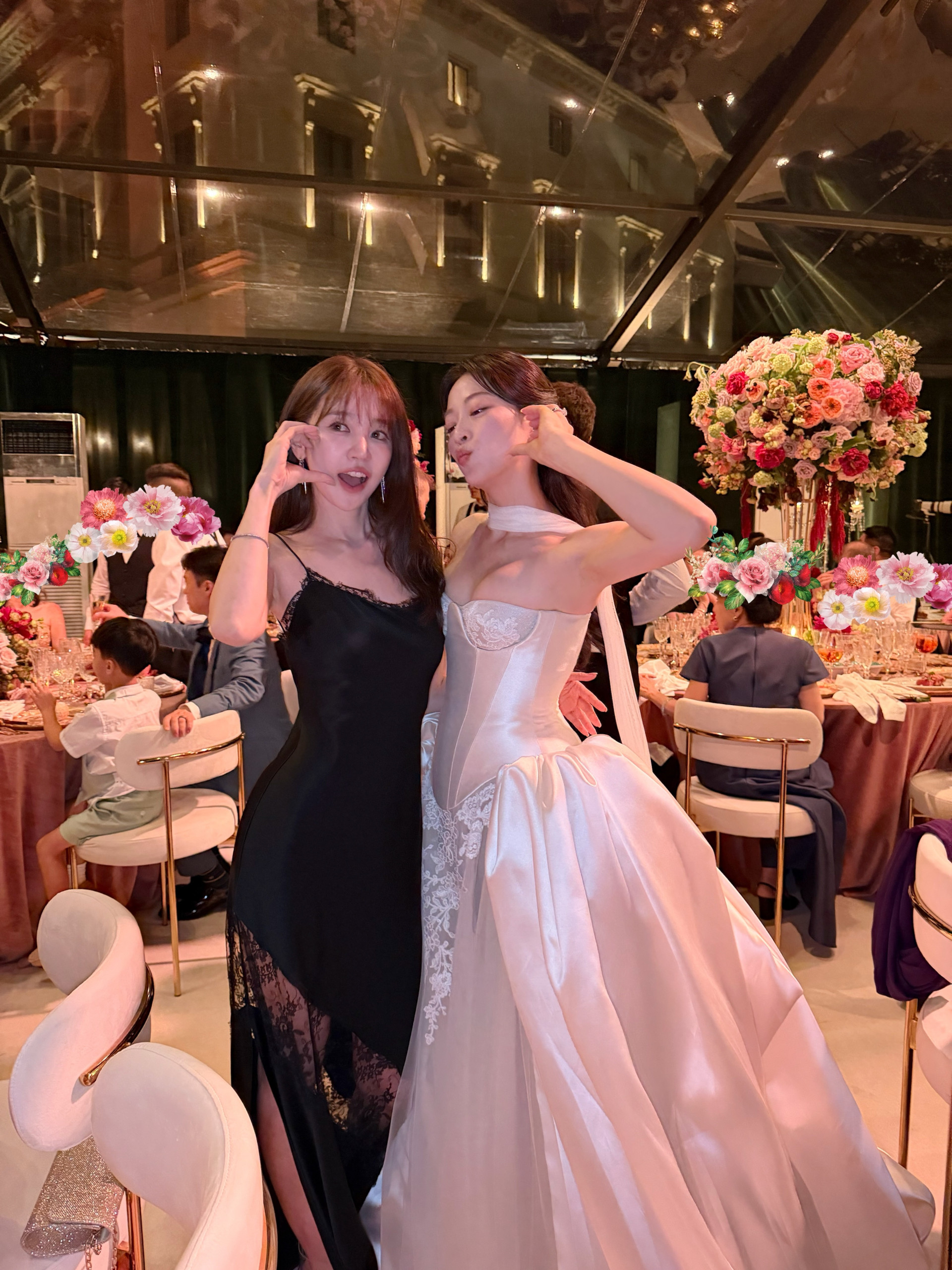Nhiều khán giả đổ dồn sự chú ý vào việc Yoon Eun Hye diện váy lấn lướt cả cô dâu trong đám cưới. Ảnh: IGNV