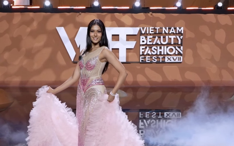 https://static-images.vnncdn.net/vps_images_publish/000001/000003/2026/8/28/miss-world-003-158.jpg
