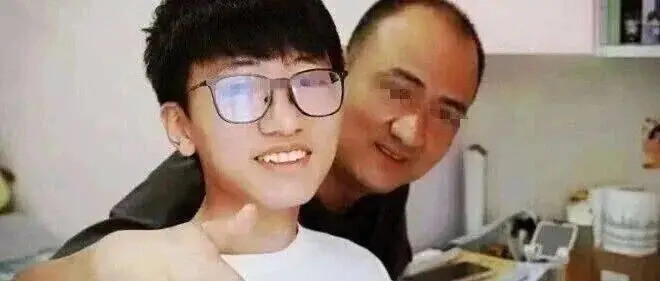 Cả nhà mừng rỡ mở tiệc ăn mừng con đỗ đại học, sự cố sau đó khiến gia đình 'muối mặt'插图 07c79bc64fc343148aba6094967fdaa8