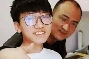 Cả nhà mừng rỡ mở tiệc ăn mừng con đỗ đại học, sự cố sau đó khiến gia đình 'muối mặt'