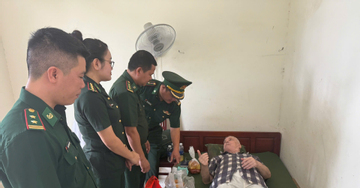 Cấp cứu kịp thời du khách nước ngoài ngã quỵ ở cửa khẩu quốc tế Lao Bảo