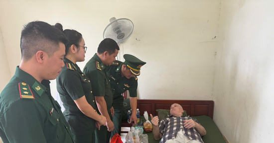 Cấp cứu kịp thời du khách nước ngoài ngã quỵ ở cửa khẩu quốc tế Lao Bảo