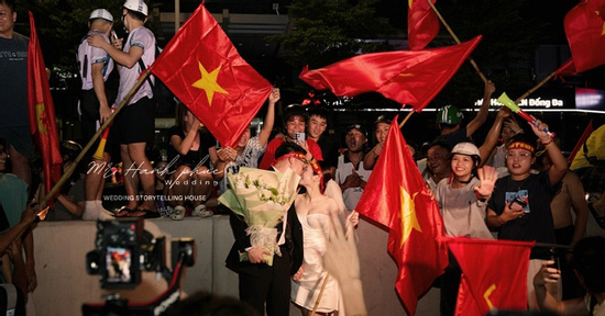 Cặp đôi chụp ảnh cưới trong đêm ‘đi bão’ mừng Việt Nam vô địch ASEAN Cup 2026