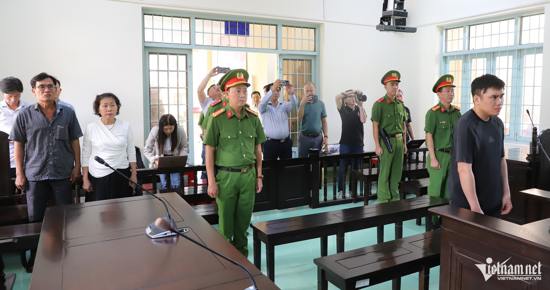 Hình ảnh tài xế tông tử vong nữ sinh ở Vĩnh Long đi cà nhắc tại tòa插图 W-1 Vĩnh Long.jpg
