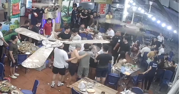 Nhóm thanh niên trêu ghẹo cô gái, đánh bạn trai trong quán ăn