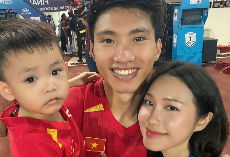 Sau đêm Việt Nam lên ngôi, Văn Hậu có khoảnh khắc khiến dân mạng chú ý hơn cả chiếc cúp