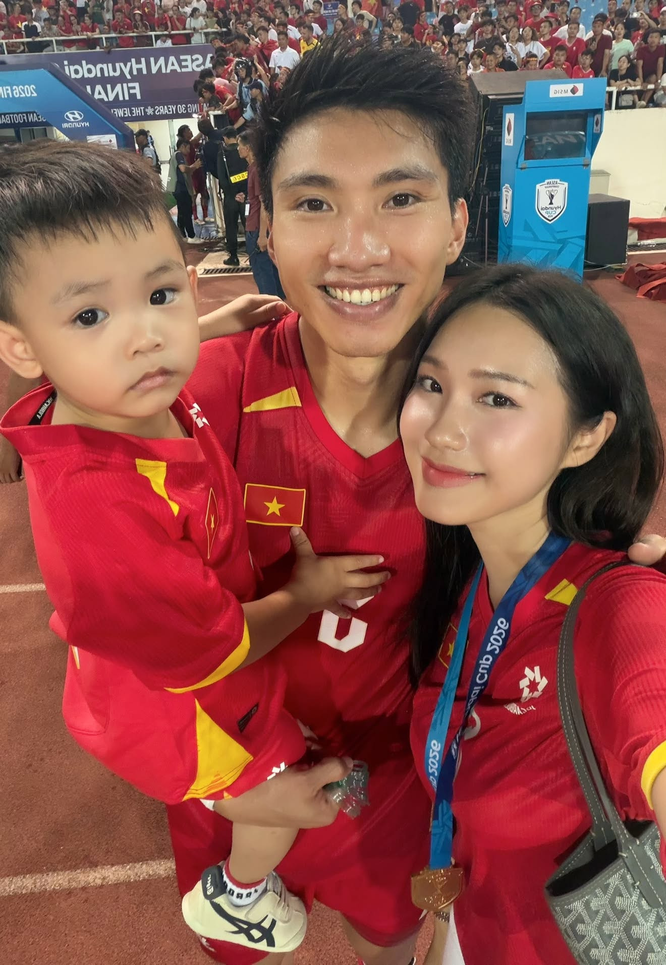 Văn Hậu ăn mừng cùng gia đình (Ảnh: FB/Hải My)