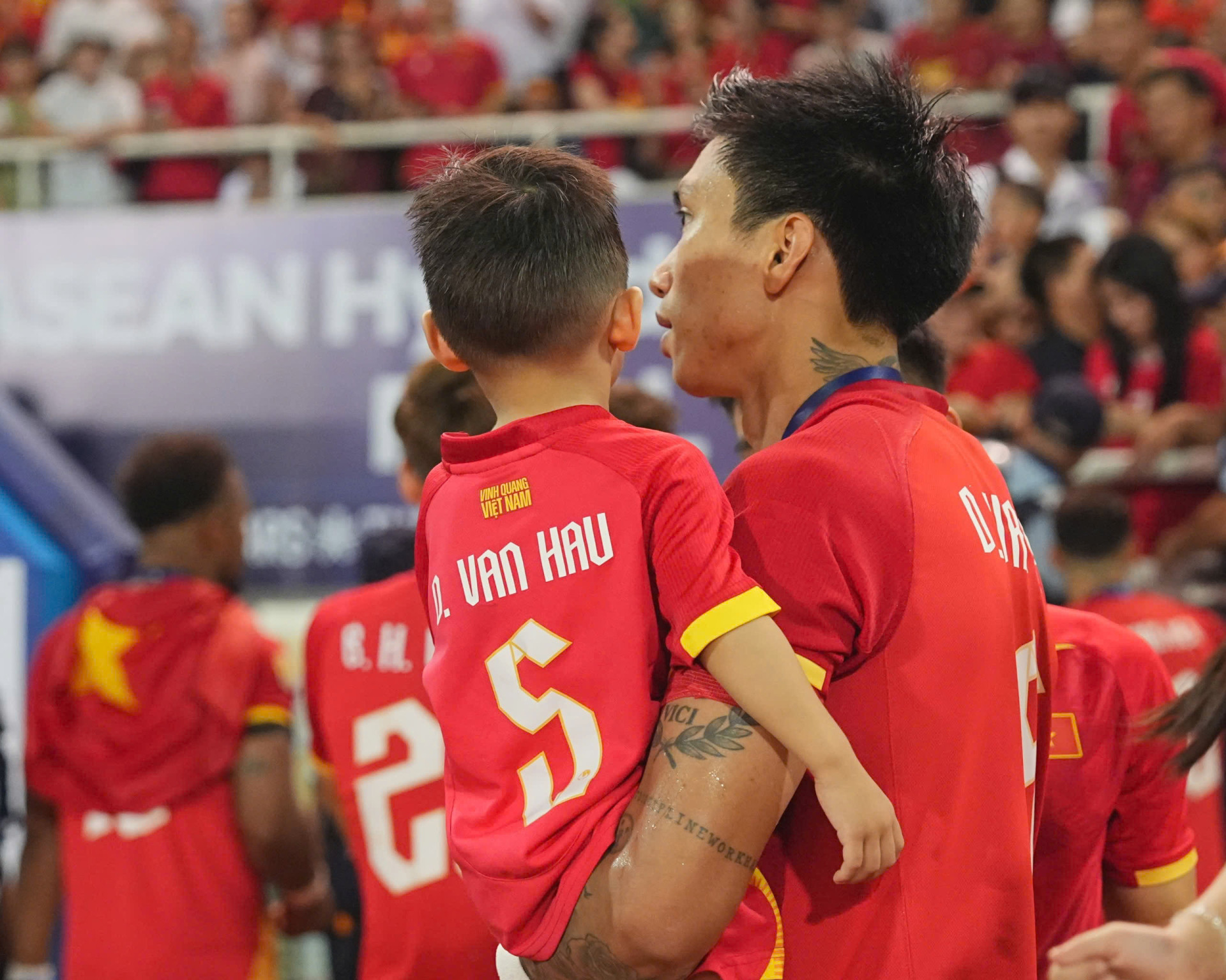 Văn Hậu bế con xuống sân ăn mừng (Ảnh: HĐ)