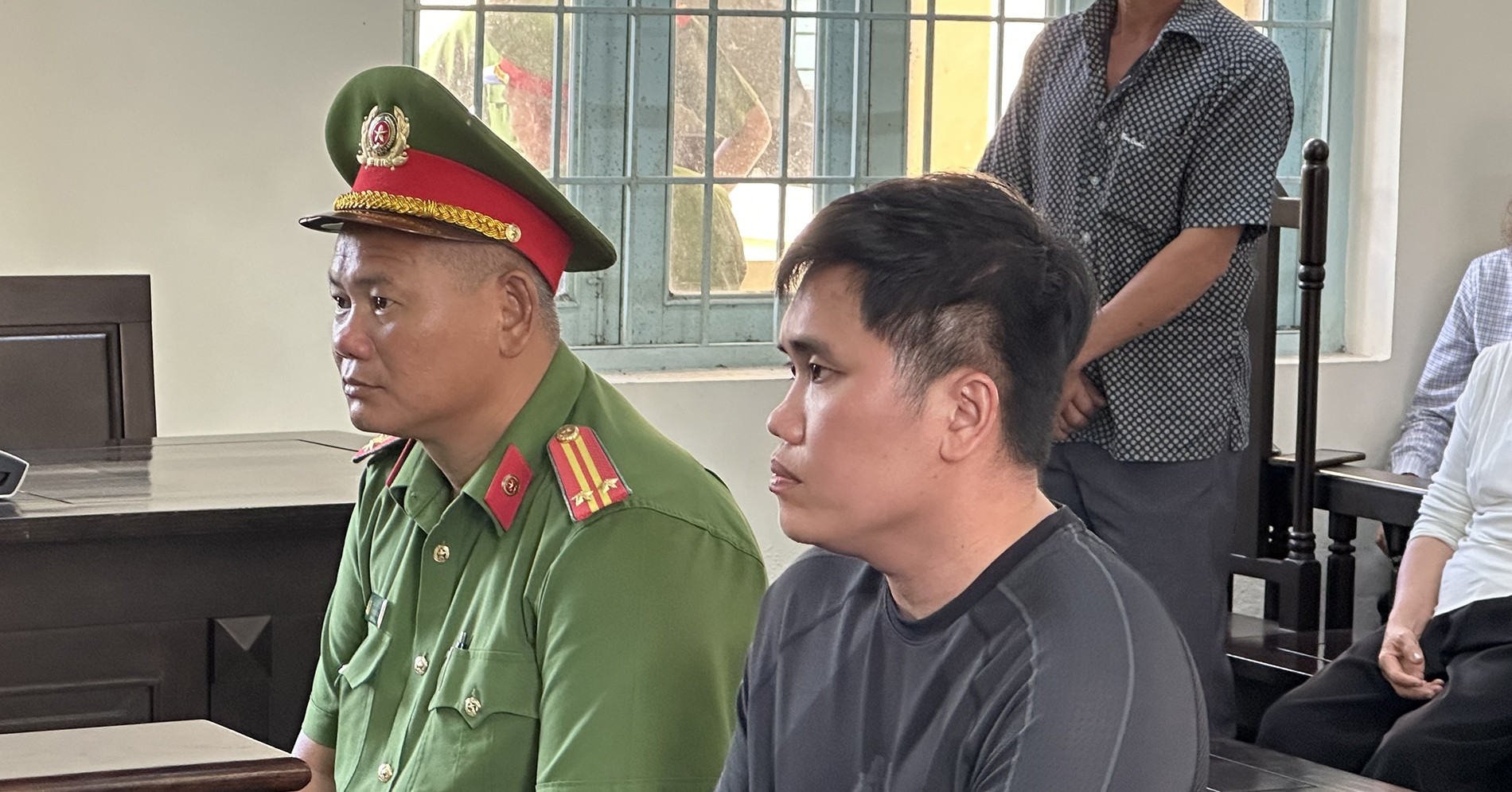 Nhóm thanh niên trêu ghẹo cô gái, đánh bạn trai trong quán ăn插图1