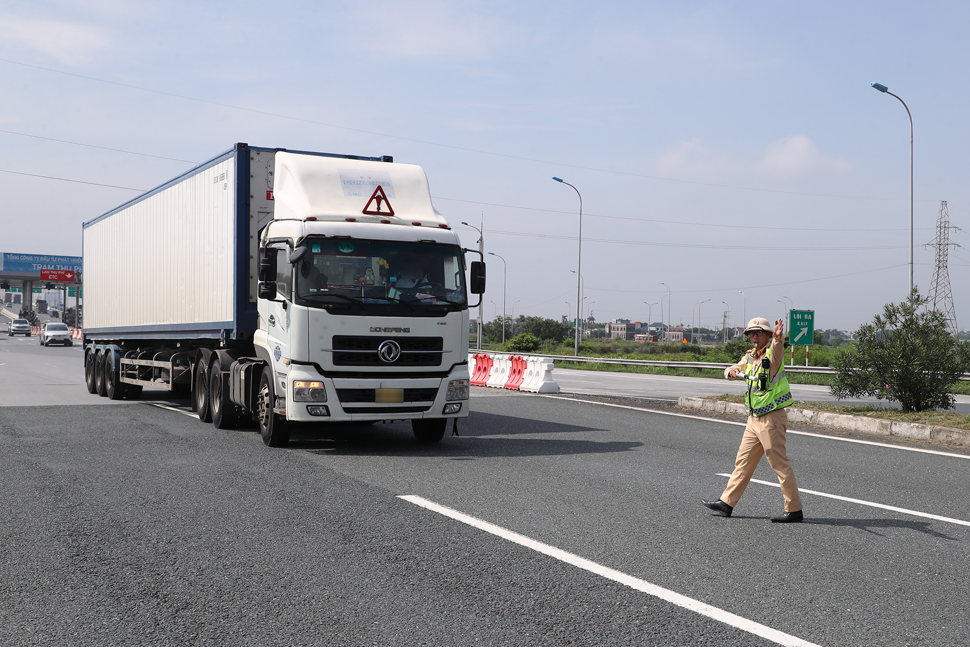 Cửa ngõ phía Nam Hà Nội ùn tắc từ sáng sớm ngày đầu nghỉ lễ 2/9插图9 Ùn tắc, CSGT có thể cho ô tô đi ngược chiều cao tốc Pháp Vân - Cao Bồ