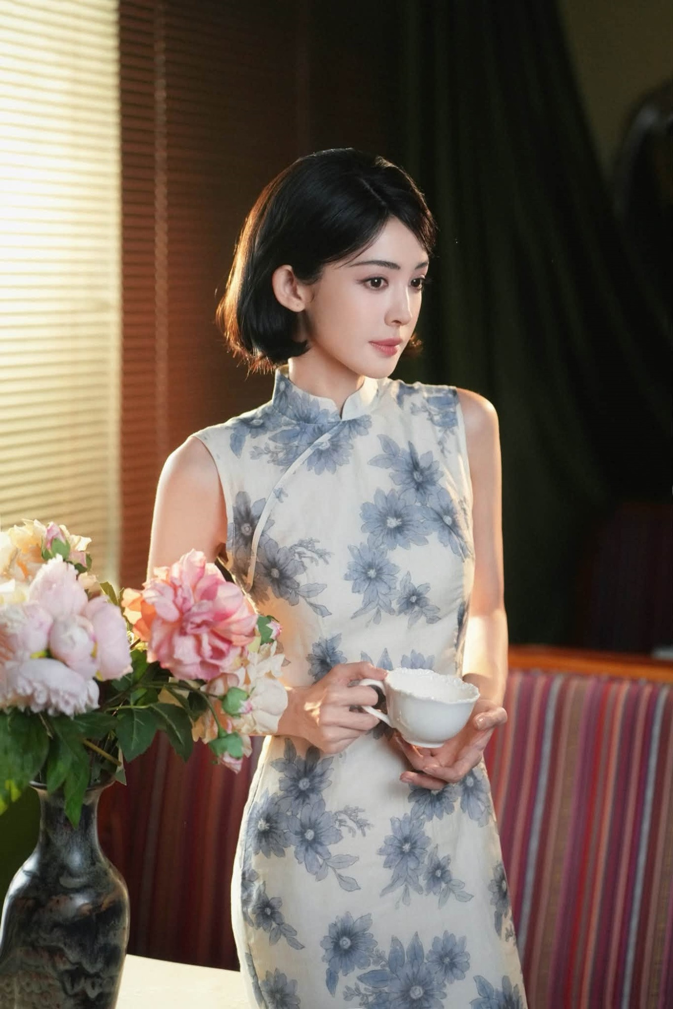 Nhan sắc Cổ Lực Na Trát gây sốt khi diện sườn xám, khí chất đẹp mê mẩn - Ảnh 4