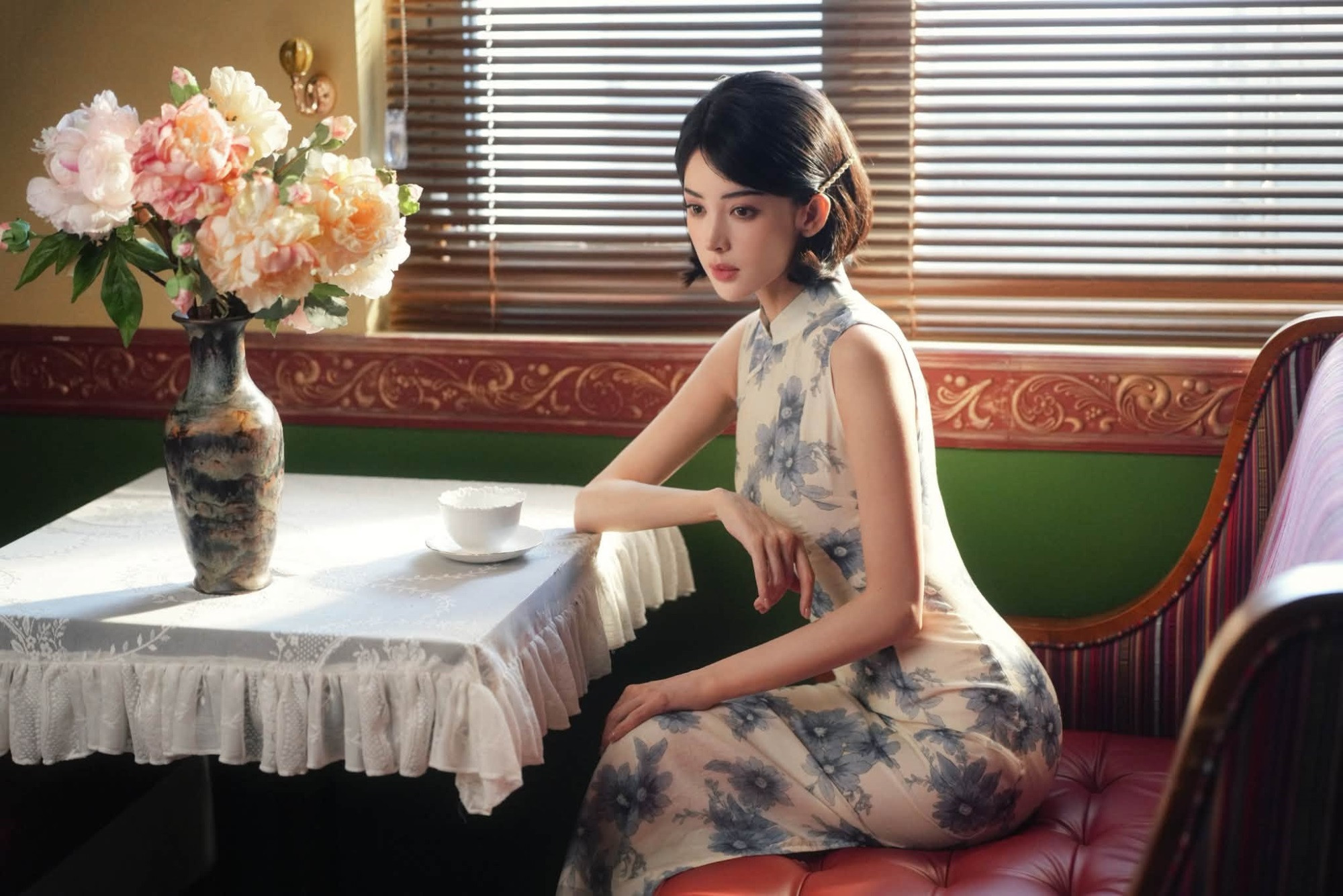 Nhan sắc Cổ Lực Na Trát gây sốt khi diện sườn xám, khí chất đẹp mê mẩn - Ảnh 3