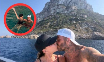 29 năm bên nhau, David Beckham và Victoria vẫn mặn nồng như thuở mới yêu, khoá môi cực ngọt, body tuổi ngoài 50 gây sốt