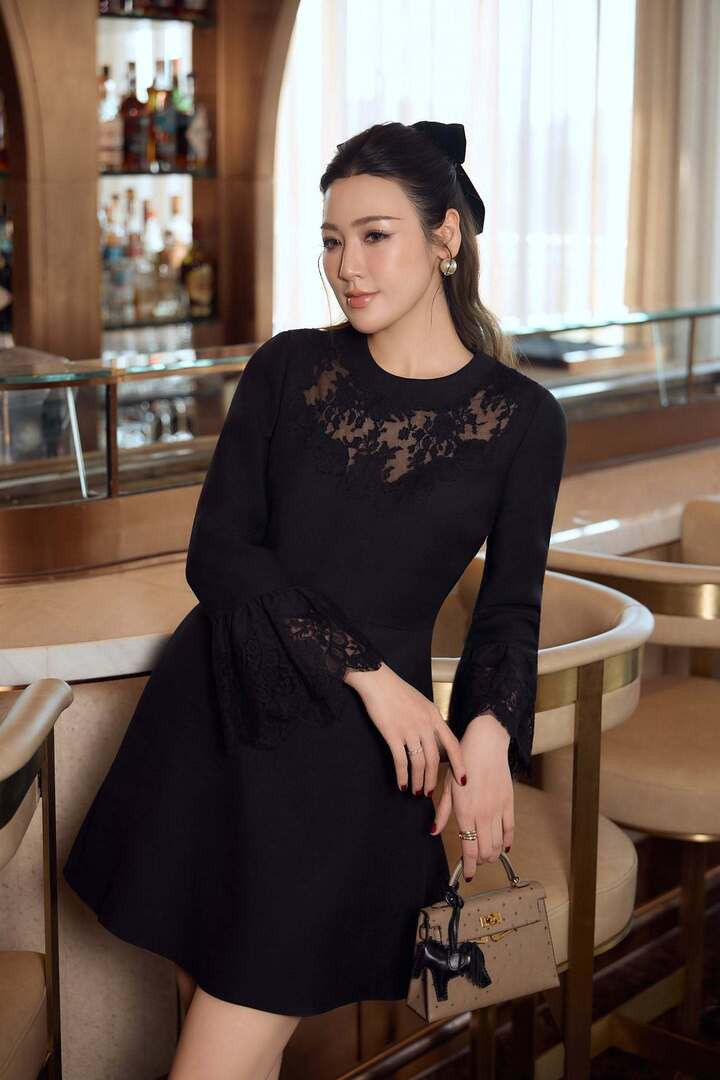 Từ khi lập gia đình, Tú Anh gần như rút khỏi showbiz để tập trung cho vai trò làm vợ, làm mẹ. Cô lui về hậu trường, dành trọn thời gian chăm sóc tổ ấm. Cặp đôi hạnh phúc chào đón con trai đầu lòng vào năm 2019.