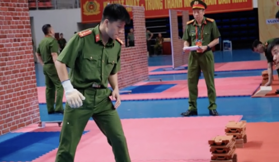 Danh tính Đại úy Công an TP. Hà Nội vào vai 'cơ trưởng' đang viral khắp MXH插图1 screen shot 2026 08 03 at 105921