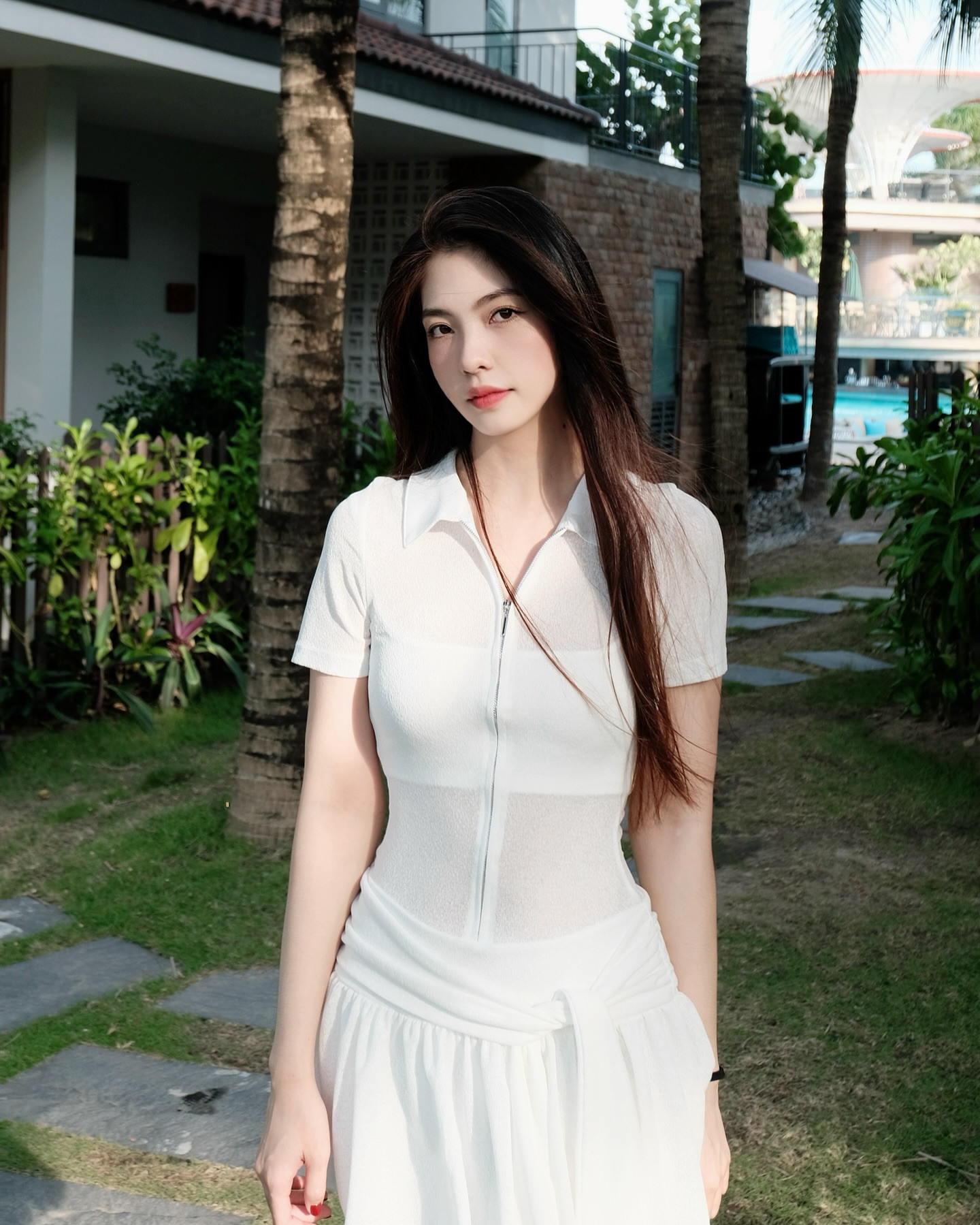 Cô gái kém 9 tuổi công khai bên nam ca sĩ Việt được đề cử đẹp trai nhất thế giới: Lộ vòng eo siêu thực
