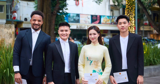 Ca sĩ Hòa Minzy gây sốt khi đăng ảnh chụp với Quang Hải, Đình Bắc và Xuân Son