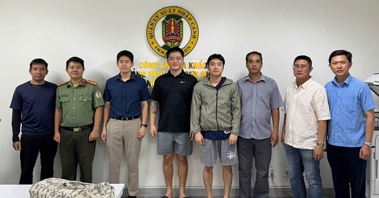 Công an TPHCM bắt, bàn giao 3 đối tượng bị Interpol truy nã đỏ