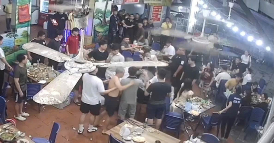 Khởi tố 2 thanh niên trêu ghẹo cô gái, đánh bạn trai trong quán ăn ở Hà Nội