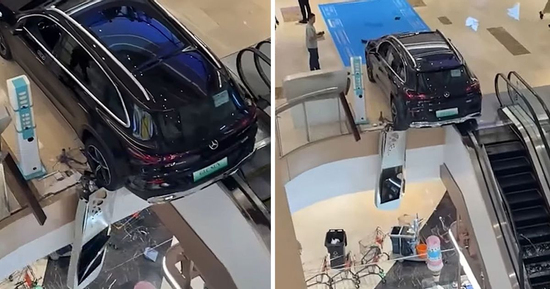 Chiếc Mercedes lao xuyên lan can trung tâm thương mại, suýt rơi xuống tầng dưới sau pha lùi xe bất ngờ khiến ai cũng hoảng hốt