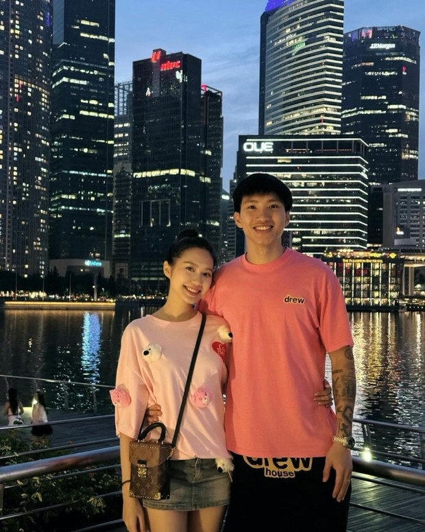 Giai đoạn Văn Hậu và Hải My ở Singapore (Ảnh: IGNV)