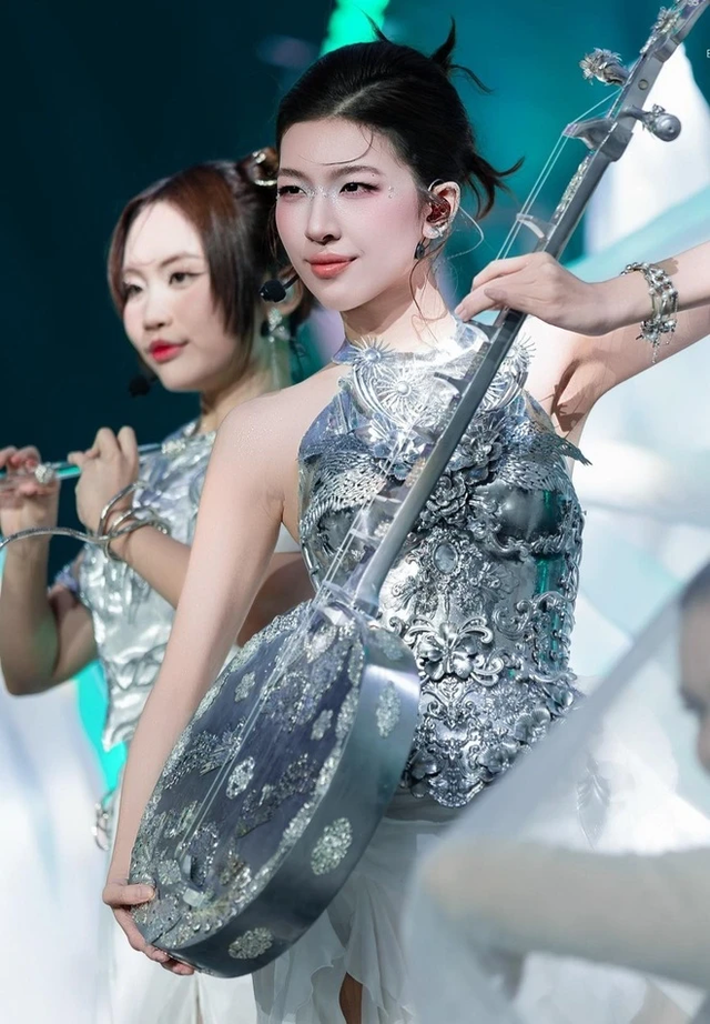 Nữ ca sĩ gen Z từng đỗ Á khoa đại học, hát hay múa giỏi được đề cử gương mặt đẹp nhất thế giới 2026 - Ảnh 4.