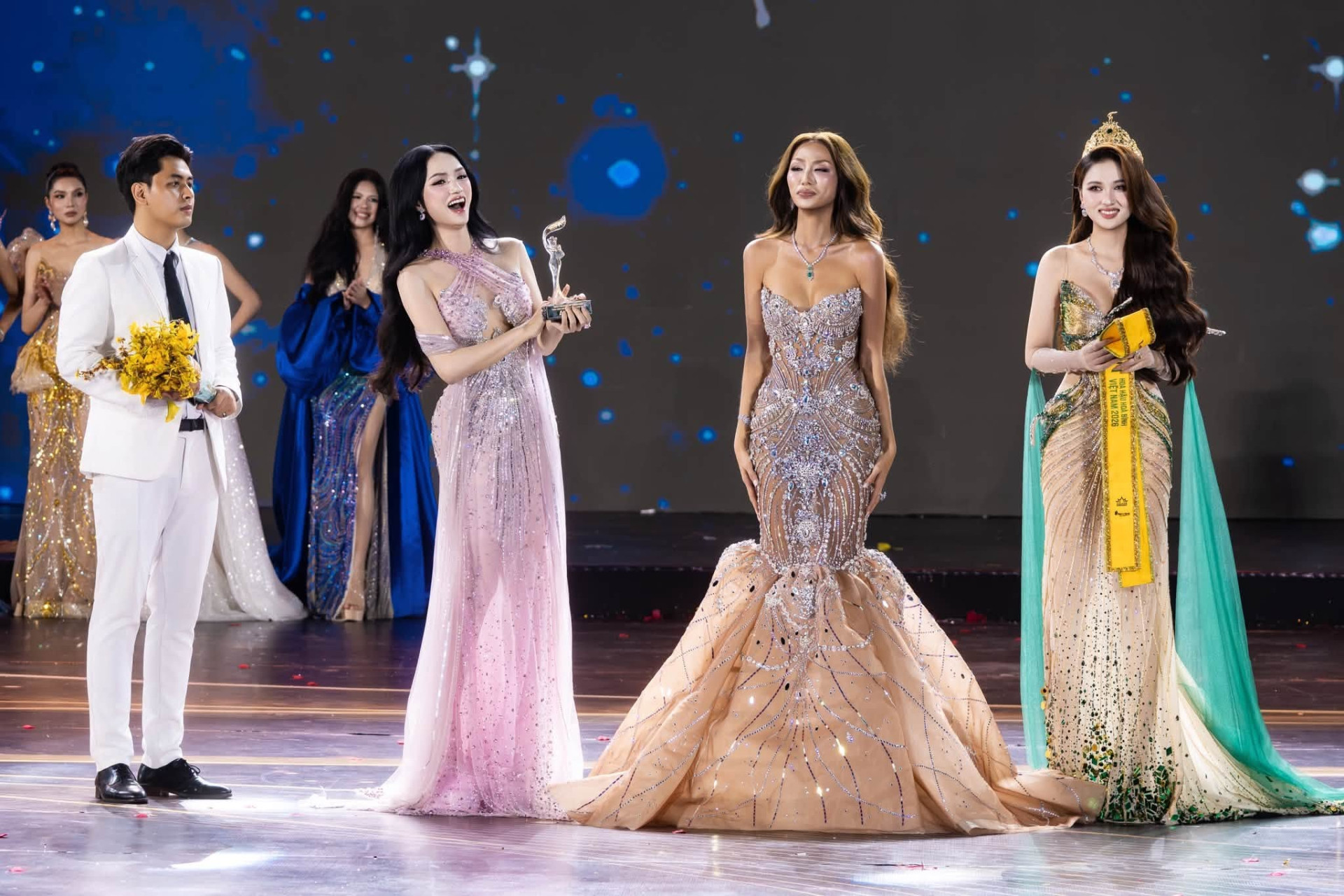 Biểu cảm trước và sau khi Hương Giang biết tin Bảo Ngọc sẽ thi MGI All Stars khiến cư dân mạng bàn tán với những nghi vấn trái chiều