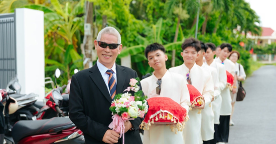 3 'đám cưới U70' gây sốt, chú rể hân hoan đi rước vợ về nhà