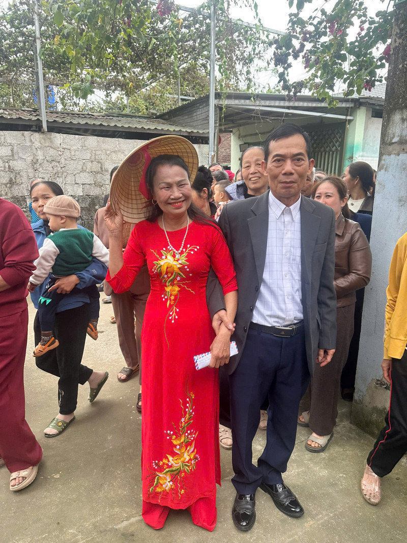 3 'đám cưới U70' gây sốt, chú rể hân hoan đi rước vợ về nhà插图4 anh 1 1811.jpg