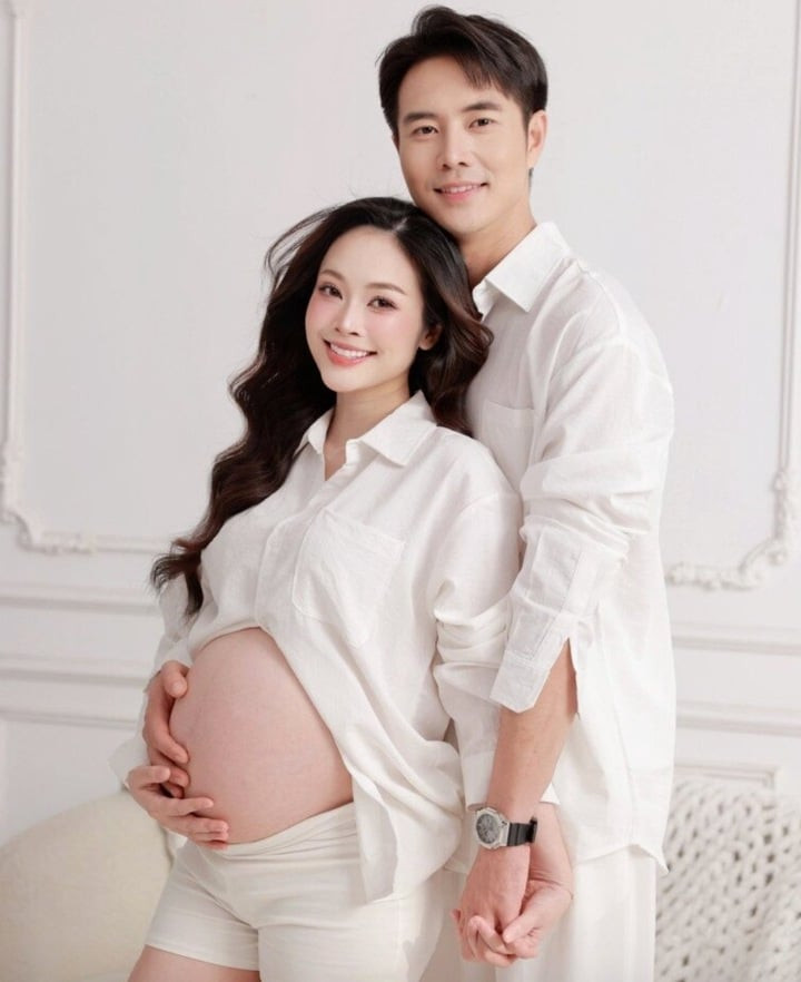 Sau khi kết hôn, sự nghiệp của hai vợ chồng dều phát triển. Kém vợ 5 tuổi nhưng Đức Hiếu rất chững chạc, chiều chuộng và thấu hiểu vợ. Còn MC Thùy Linh vừa là hậu phương vừa là “khán giả trung thành nhưng khó tính nhất” của chồng, luôn đồng hành và góp ý cho kịch bản, đài từ của anh.