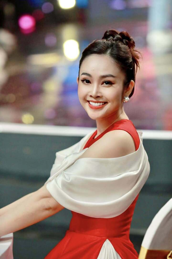 Thùy Linh quen thuộc với khán giả qua các chương trình giải trí như “Bài hát yêu thích”, “Ca sĩ tháng”, “Muôn màu showbiz”, “Giai điệu kết nối”, “Điểm hẹn tài năng”... Năm 2016, cô giành giải đặc biệt “Nụ cười VTV”.