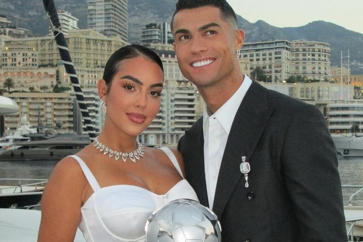 Georgina buồn bã vì bị bàn tán về ngoại hình, Ronaldo nói một câu cảm động khiến 4 triệu người đồng tình插图5 Georgina buồn bã vì bị bàn tán về ngoại hình, Ronaldo nói một câu cảm động khiến 4 triệu người đồng tình插图5