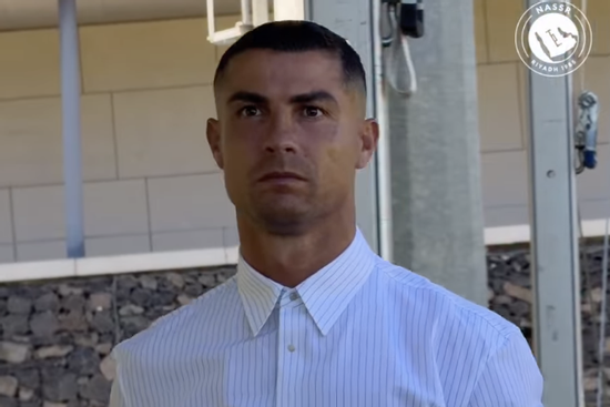 Ronaldo gây sốt khi diện sơ mi, 41 tuổi vẫn chuẩn nam thần, trở lại Al-Nassr sau World Cup