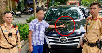 Kiểm tra ô tô đỗ sai quy định ở Hà Nội, phát hiện gậy 3 khúc, bình hơi cay