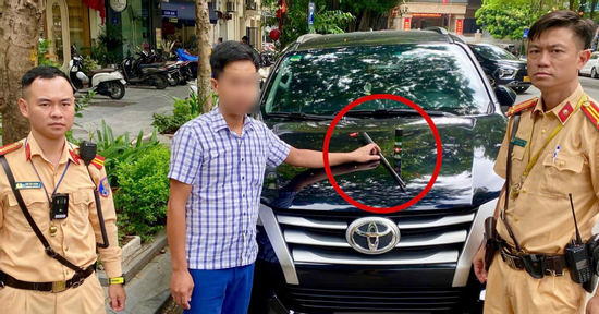 Kiểm tra ô tô đỗ sai quy định ở Hà Nội, phát hiện gậy 3 khúc, bình hơi cay
