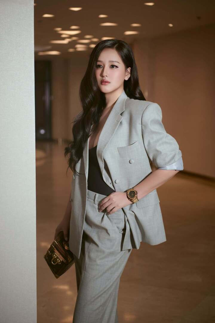 Mai Phương Thuý sở hữu bộ sưu tập đồng hồ đắt đỏ và túi xách, phụ kiện thời trang cao cấp.