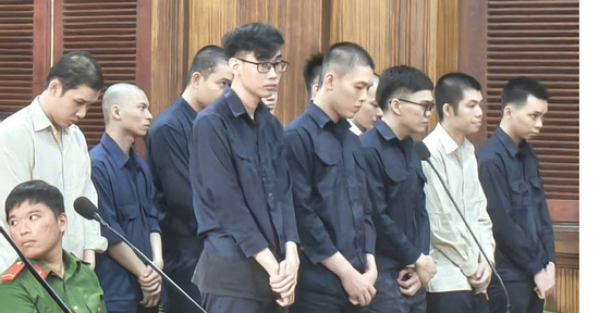 Bí mật bên trong thùng hàng chuyển phát nhanh của đôi nam nữ