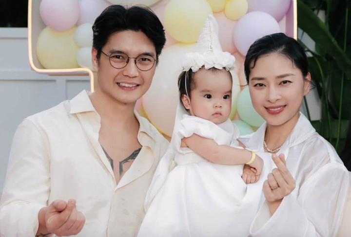 Ngô Thanh Vân thoải mái chia sẻ khoảnh khắc bên chồng con.