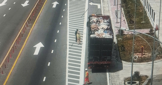 Loạt ô tô thủng lốp trên cao tốc, camera truy dấu hàng trăm km tìm 'thủ phạm'