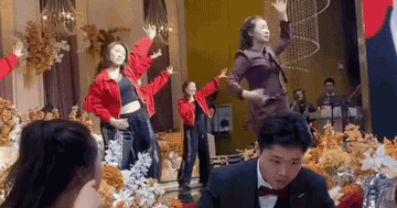 Mẹ chồng 'quẩy' hết mình trên sân khấu, cô dâu nói một câu, lời đáp của chú rể gây sốt